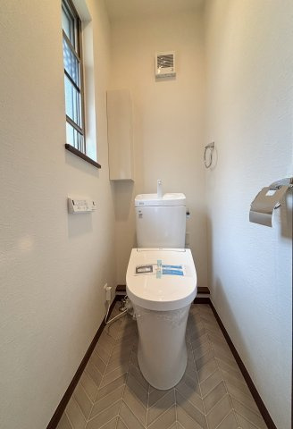 ２階トイレはリフォームで新規交換済み！ 便利な収納付き・ウォシュレット付きです！