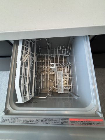 リビングで遊ぶお子様にも目が届く、安心感で選ぶなら対面キッチン　家事の時短につながる食洗付き付き