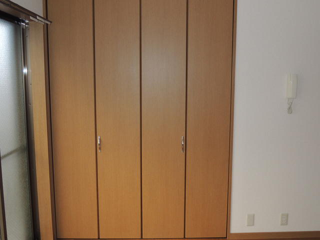 折れ戸式クローゼット