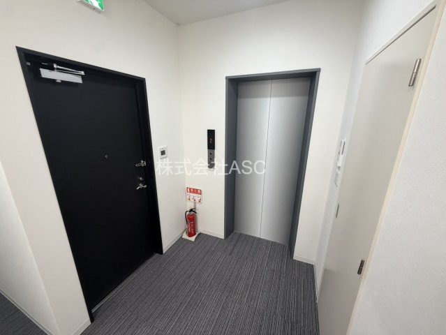 ガーデン本町ビルの玄関