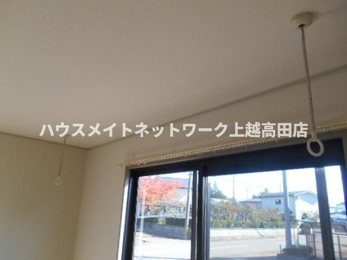 ロイヤルガーデン子安 Ｆの展望|室内物干し（参考同型102号室室内写真）