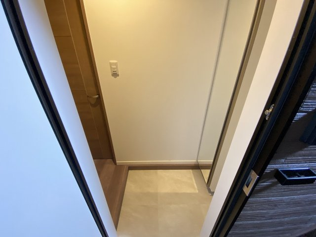 エムグレース神戸湊川の玄関