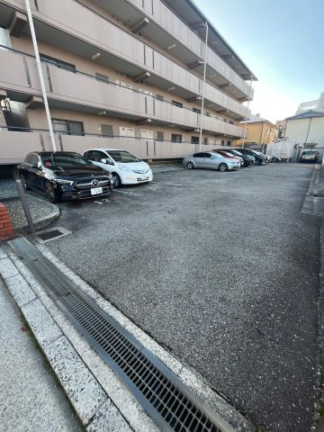 ハイツ岡本の駐車場
