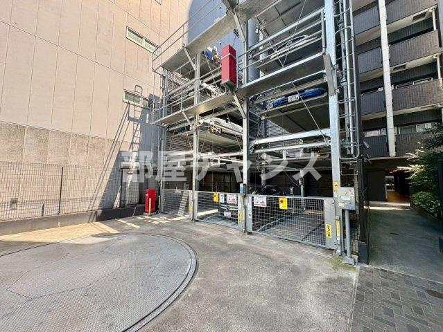 プレサンスジェネ丸の内の駐車場