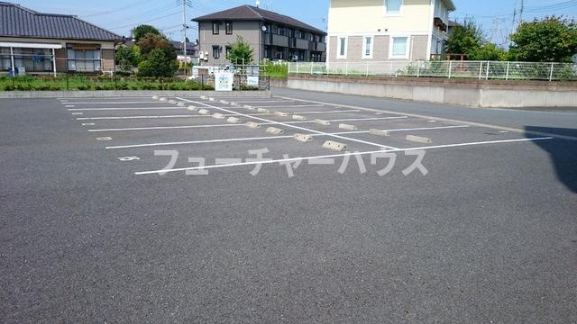 プライムヒルズの駐車場
