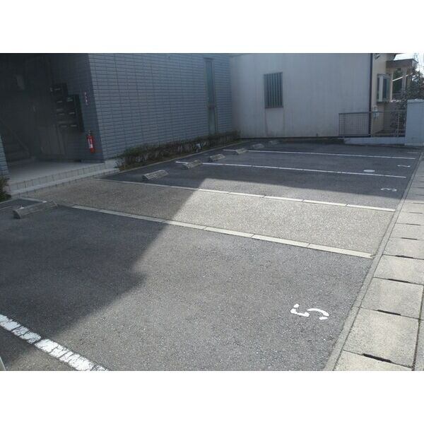 LUNA COURTの駐車場