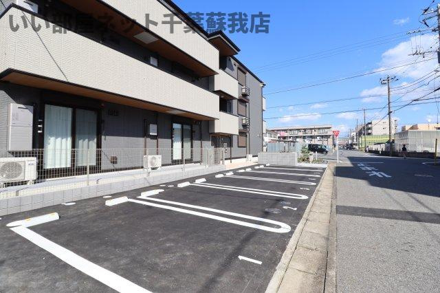アヴァンスコート弐番館の駐車場|車をお持ちの方に嬉しい駐車場付きの物件です