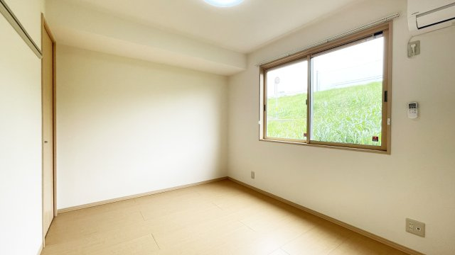 コスモ　スクエア　A棟の居間・リビング