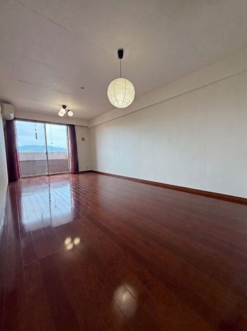 【居間・リビング】 | パルテノン二日市レジデンシャルヒルズ | 大きな窓のあるLDKは明るさたっぷり、眺望も開けていて開放感があります