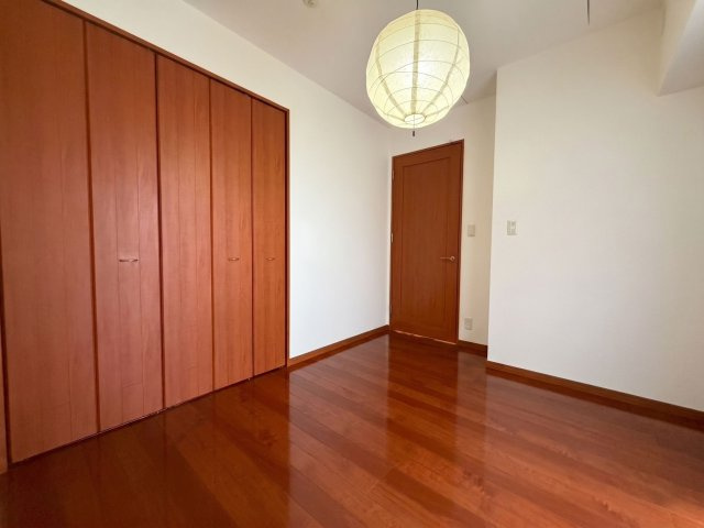 【洋室】 | パルテノン二日市レジデンシャルヒルズ | 主寝室やお子様部屋として使いやすい洋室。たっぷりの収納も備えています