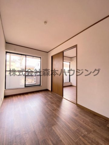 【洋室】 | 　寝屋川市池田1丁目5戸建貸家 | 明るい洋室です