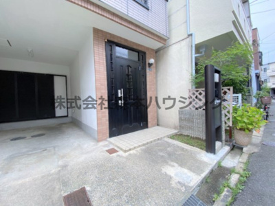 【エントランス】 | 　寝屋川市池田1丁目5戸建貸家 | ゆとりのあるエントランスです