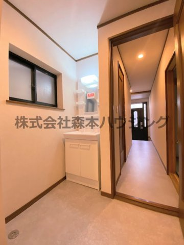 【洗面所】 | 　寝屋川市池田1丁目5戸建貸家 | 広い洗面スペース