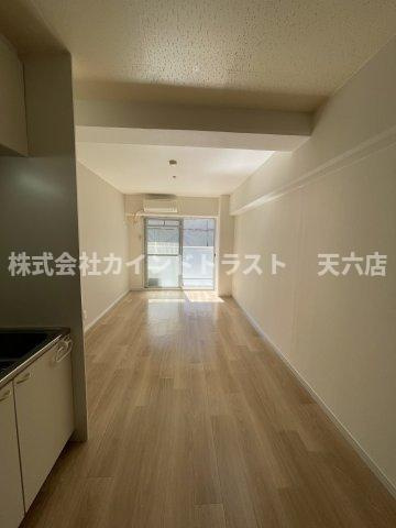 扇町第2マンションの居間・リビング|こちらの居間で趣味の時間をお楽しみください
