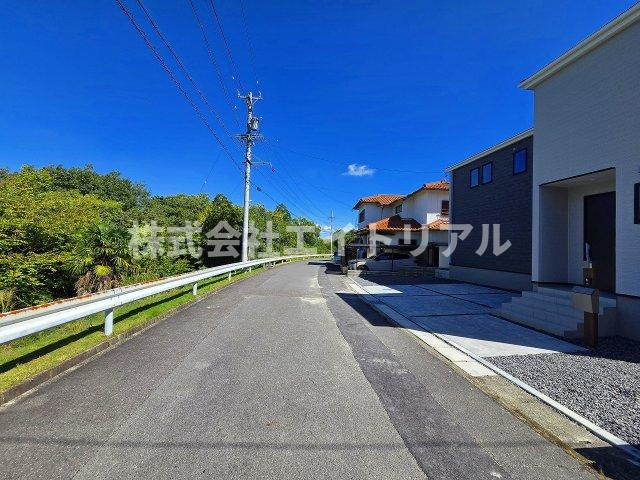 可児市愛岐ケ丘3丁目　新築戸建　全1棟の前面道路含む現地写真