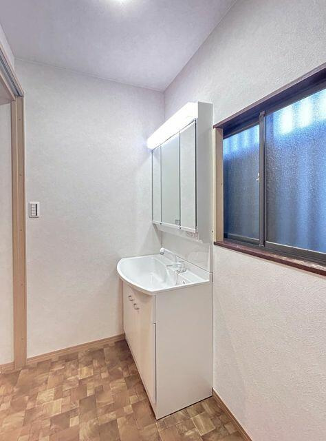 宇都宮市春日町　3ＬＤＫ　中古住宅の独立洗面台