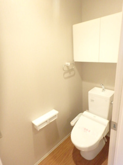 トイレは快適な洗浄機能付便座です。
