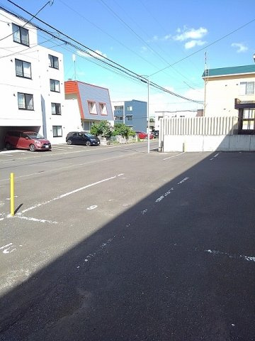 ムーンライト月寒の駐車場