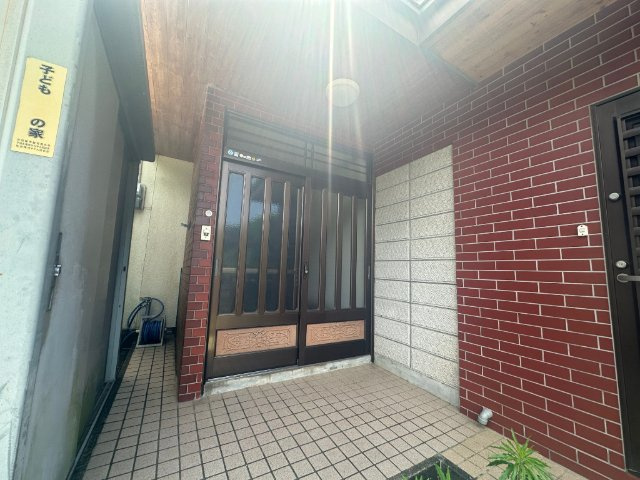 松瀬町青木一戸建の玄関