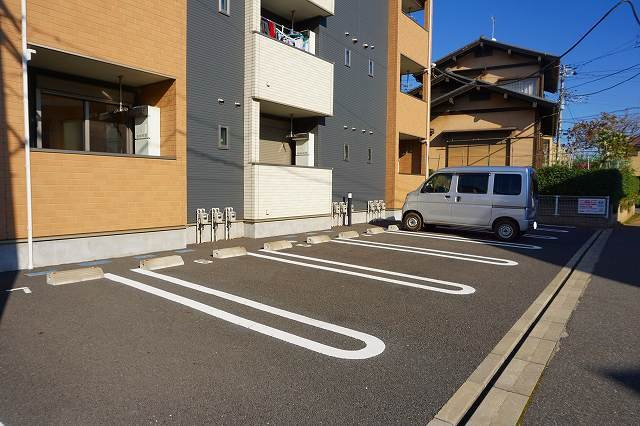 ウエストヒルプラムの駐車場