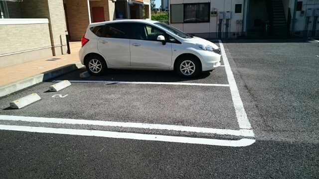 アジュールⅡの駐車場
