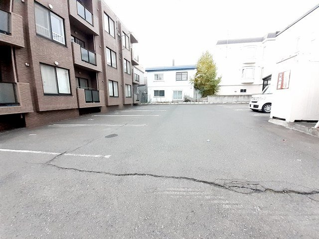 エアリーズ・ヒルズの駐車場