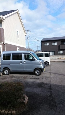 フロムガーデンⅡの駐車場