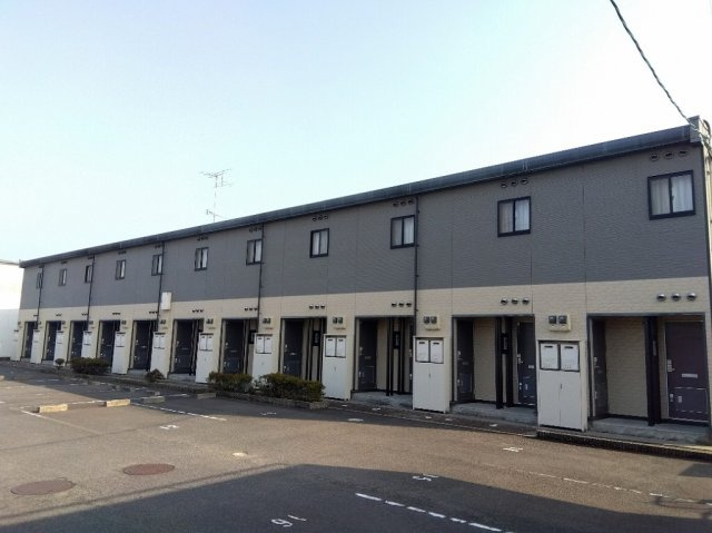 レオパレスカマン　セジュールの外観