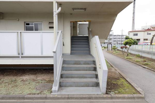 ビレッジハウス江戸川台4号棟のエントランス|清潔なエントランスです