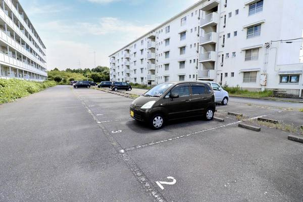 ビレッジハウス奈戸岡2号棟の駐車場|駐車スペースもあります