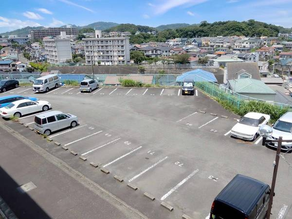 ビレッジハウス不入斗4号棟の駐車場|車をお持ちの方に嬉しい駐車場付きの物件です