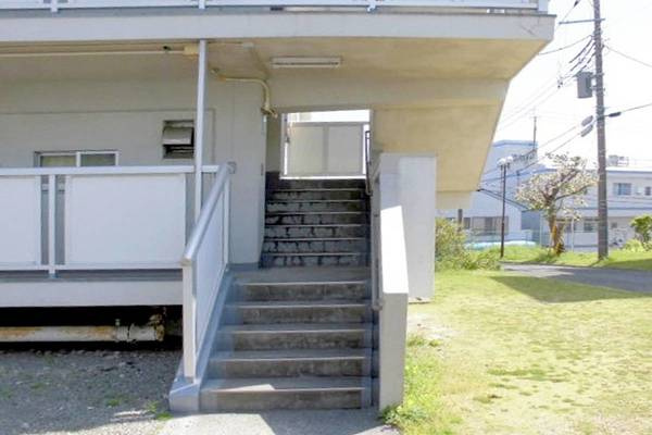 ビレッジハウス不入斗4号棟のエントランス|清潔なエントランスです