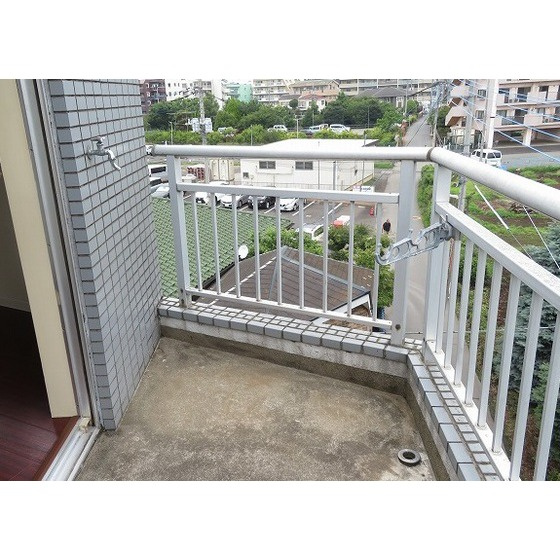 ドウェル砂川のバルコニー|室外洗濯機置き場