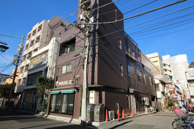 わんにゃんハウス新小岩の外観|シェアハウスのために設計された建物。３階建ての屋上付き。