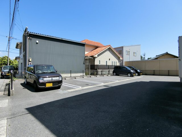 パインコーン　２番館の駐車場