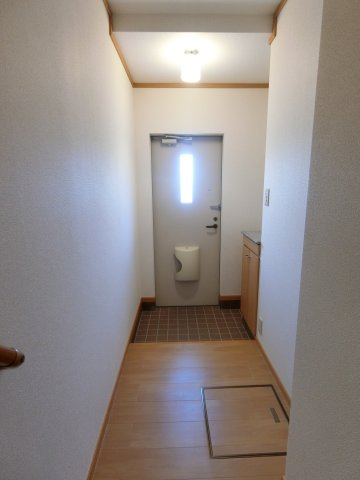 プロムナードＡの玄関|イメージ201号室の写真（反転あり）