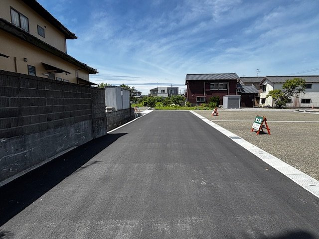 吉田町川尻　3区画分譲地の前面道路含む現地写真