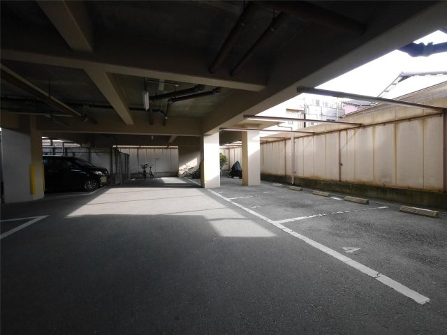 ロイヤルハイツ鷹の巣の駐車場