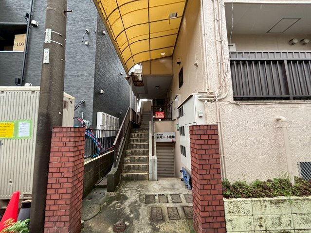 安井ビルのエントランス