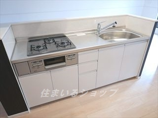 Ｏｒｉｚｏｎ　ＳⅡのキッチン|３口ガスコンロ・グリル付き