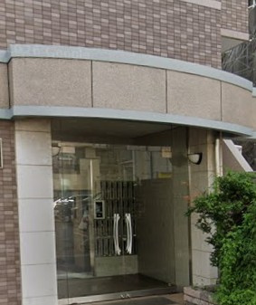 リリーパレスナルシマⅢのエントランス