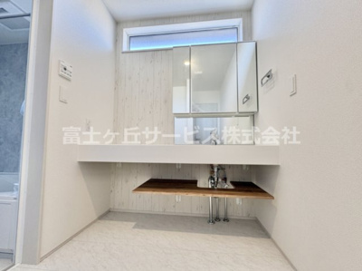 【独立洗面台】 | 豊橋市佐藤4丁目 新築一戸建て 2号棟 | 独立洗面台、小物を置くことができて便利です