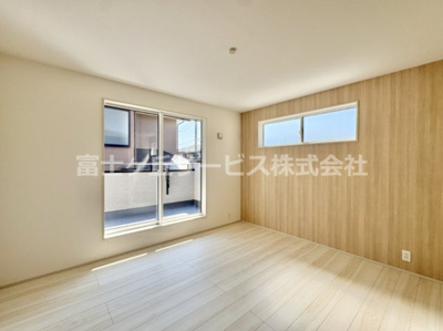 【寝室】 | 豊橋市佐藤4丁目 新築一戸建て 2号棟 | 落ち着いた色調の寝室です