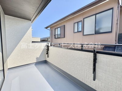【バルコニー】 | 豊橋市佐藤4丁目 新築一戸建て 2号棟 | 開放的で明るい空間を演出してくれるバルコニーです