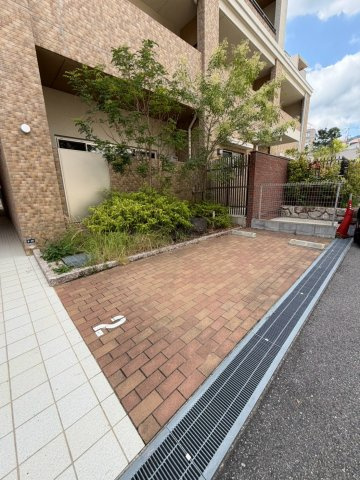 エーデルホーフ住吉本町の駐車場