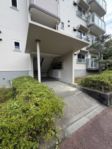 名谷25団地102号棟のエントランス