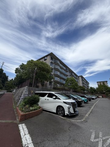 名谷25団地102号棟の駐車場