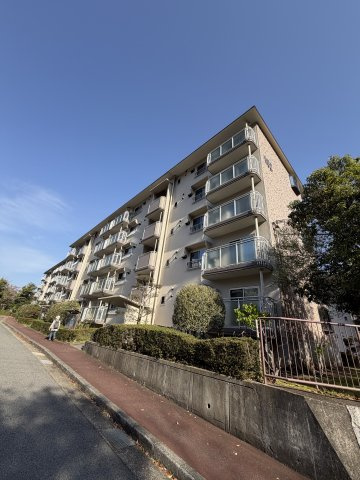 名谷25団地102号棟の外観