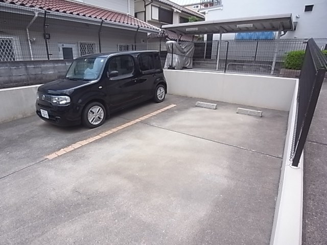 レジデンス赤坂の駐車場