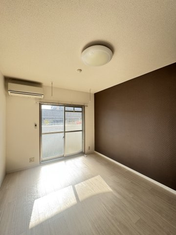 シャトラン弓木参番館の居間・リビング
